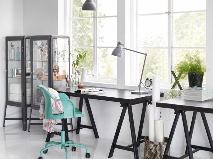 Farbkontraste im Home Office-Heimbüro Ikea Tischplatten Arbeitsleuchten