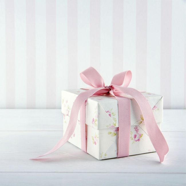 Gift box pink white bow satin