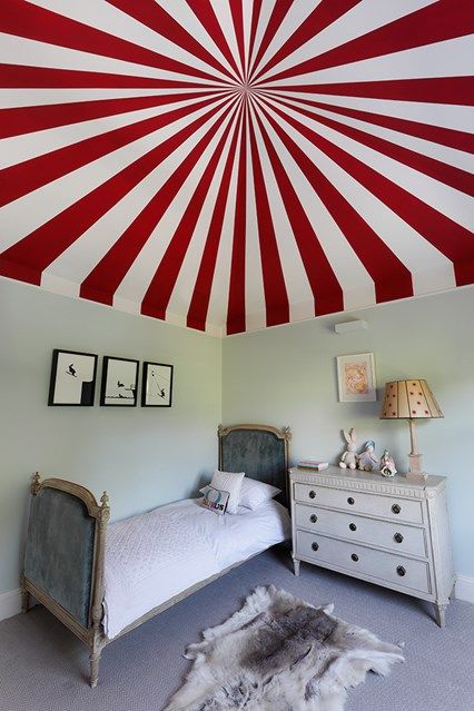 Children's room design red and white tent roof creative