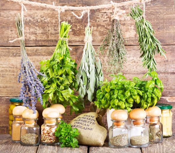 Kitchen-decoration-with-herbs
