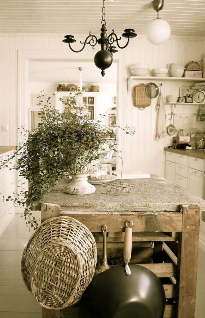 Küchentisch aus Holz mit Vintage Deko-Idee zum Wohnen