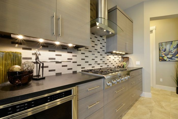 Moderne LED-Beleuchtung und metallischer Glanz-Küchentrends moderne Küche Fliesenspiegel Metall