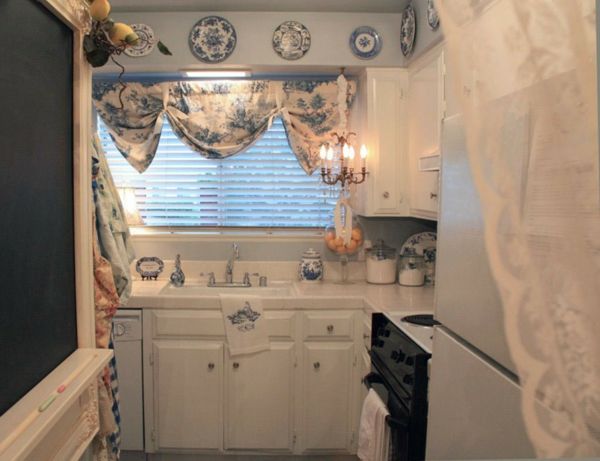 Niedliche Küche mit dekorativem Kronleuchter-Shabby Chic Kücheneinrichtung