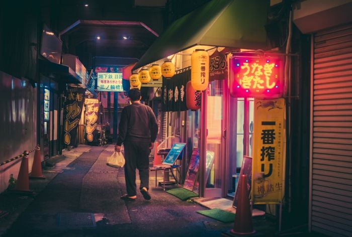 Restaurants und Essen zum Mitnehmen-Tokio bei Nacht