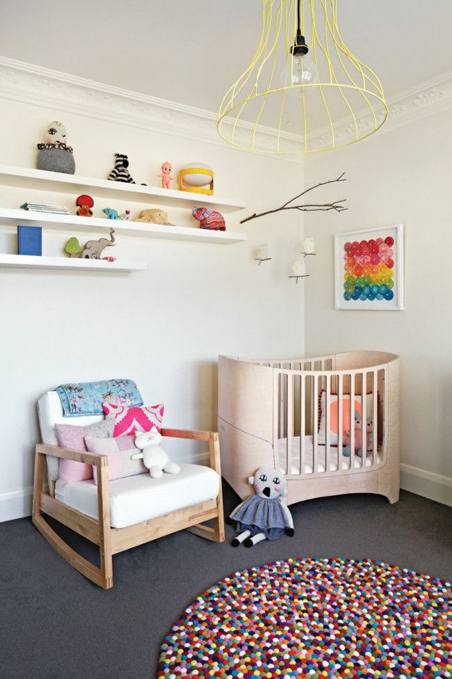 Schlichte Designer Holzmöbel verleihen dem Raum Natürlichkeit und Wärme-Kinderzimmer runder Teppich
