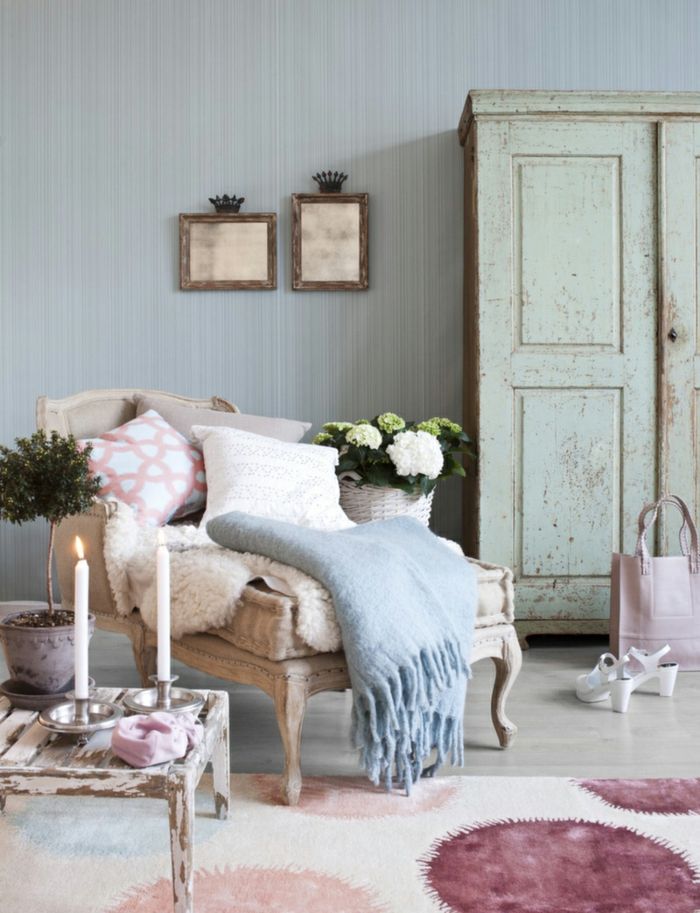 Shabby chic living room with vintage armchairs - shabby chic ideas