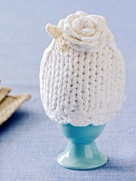 Table decoration Easter egg cup knitting