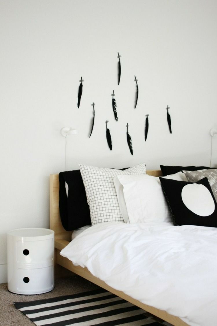 Make wall decoration with feathers yourself