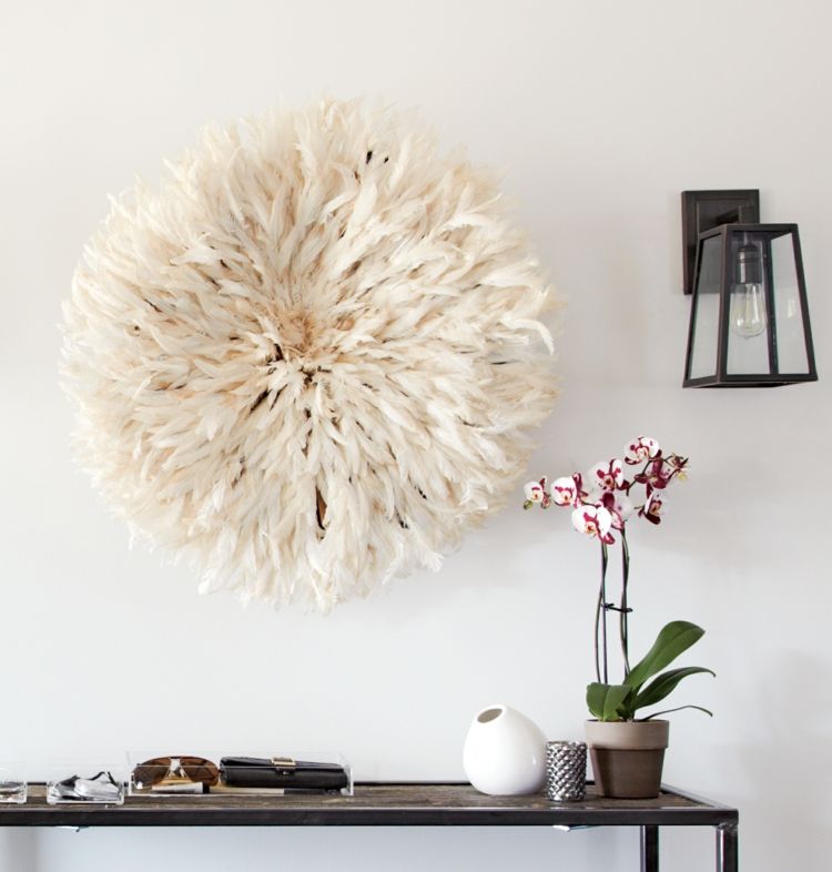 Wall decoration with feathers