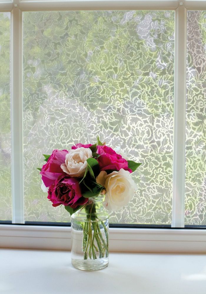 Zarte Blütenmuster lässt die Glasflächen in einem neuen Look erstrahlen-blickdichte Folie