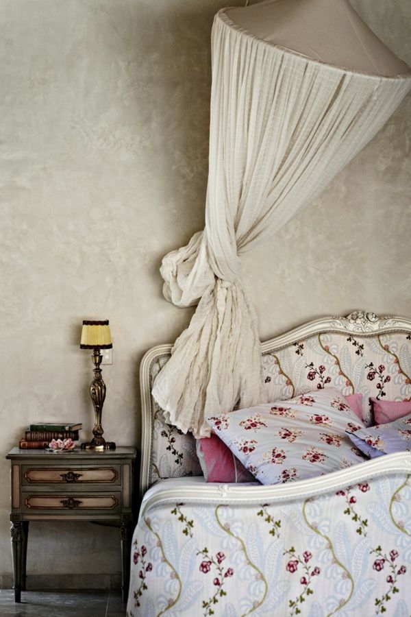 romantic floral pattern in the bedroom