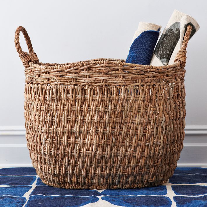 Oversized basket in a neutral color for excursions or for the beach wicker basket design