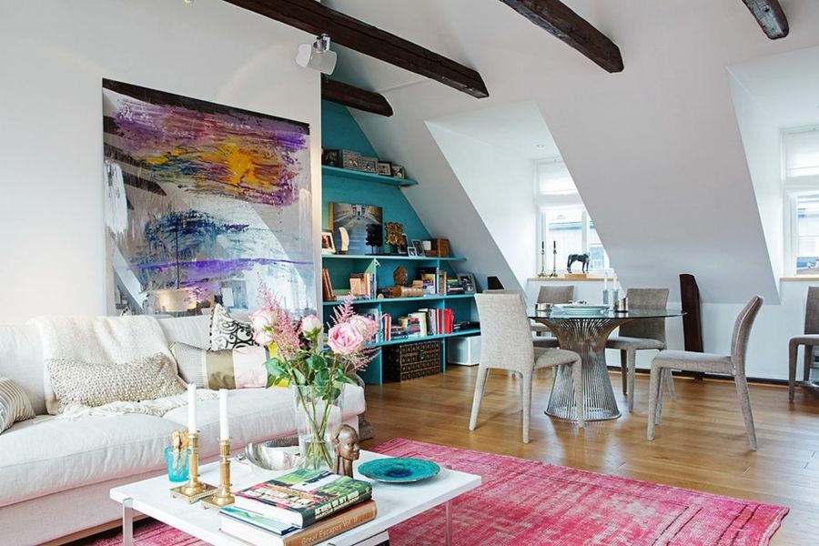 Set up a sloping ceiling in the living room with an eclectic play of colors