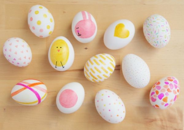 Make spring decorations with children pink and yellow dots