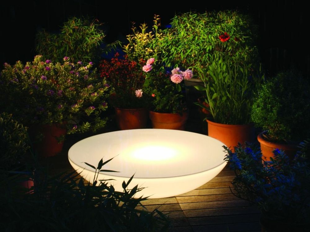 Soft garden lights skilfully put beautiful selected areas in the limelight