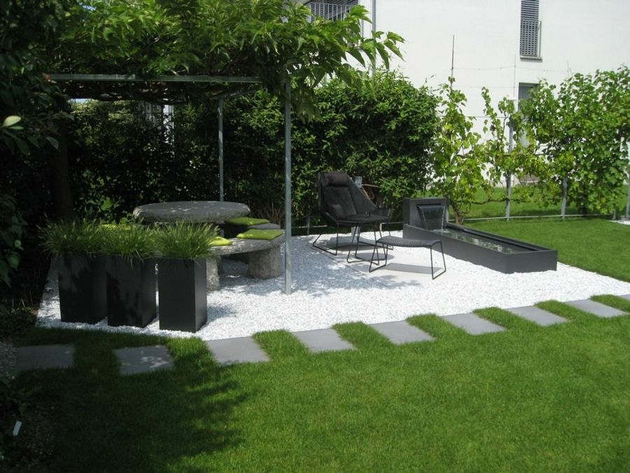 Gartenplanung Trittsteine Pflanzkübel strukturiert