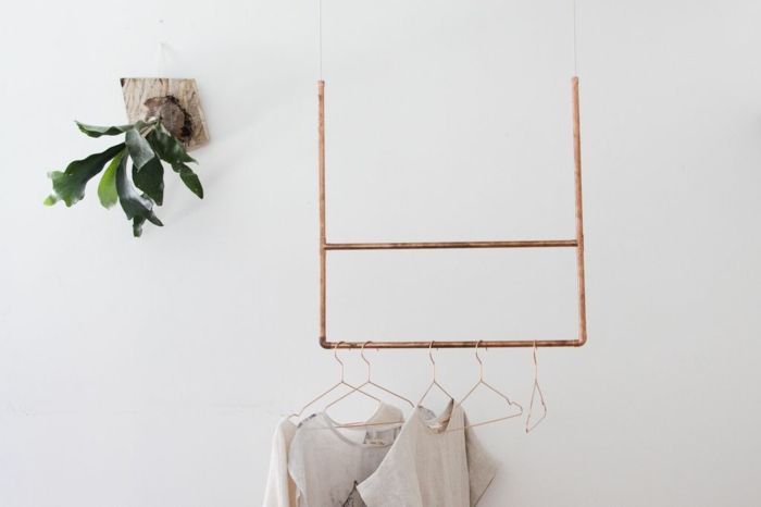 Swinging clothes rail, copper pipes, cotton cord to save space
