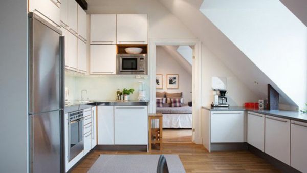 Kitchen under sloping ceiling bright colors