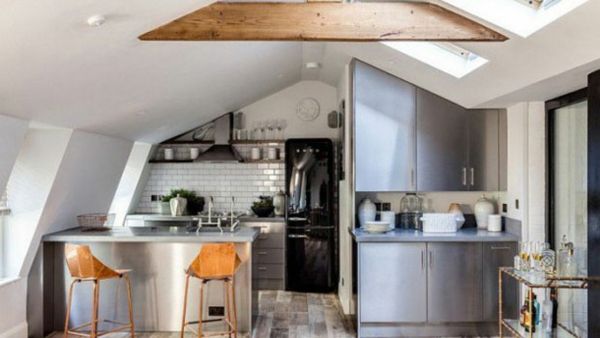 Modern Küche unter Giebeldach maßangefertigt Stauraum
