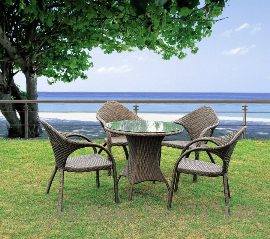 Easy-care rattan garden seating set