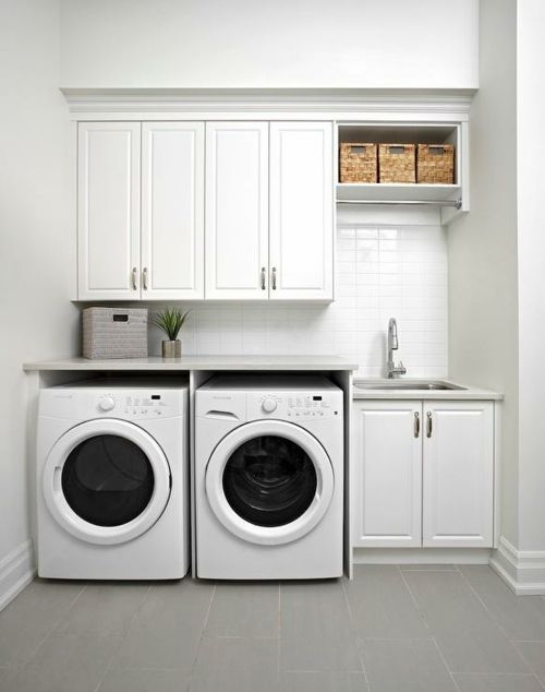 Waschküche Aufbewahrungskörbe monochrom modern weiß