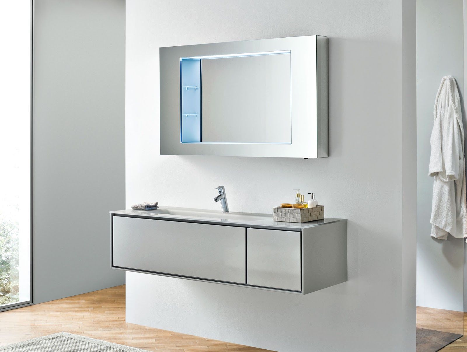 Wall-hung washbasin, simply rectangular