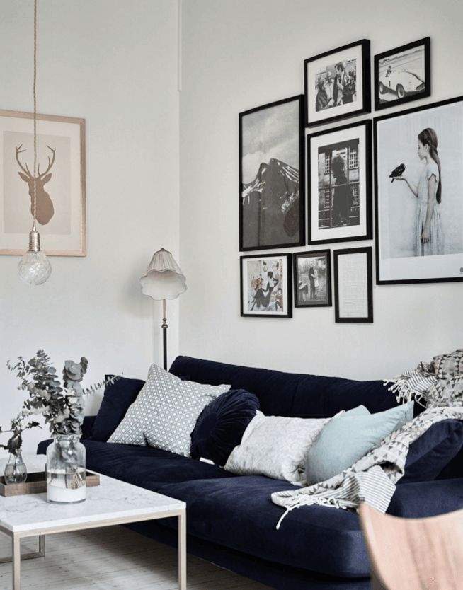 Wohnzimmer dunkles Sofa helle Wandfarbe moderne Klassik