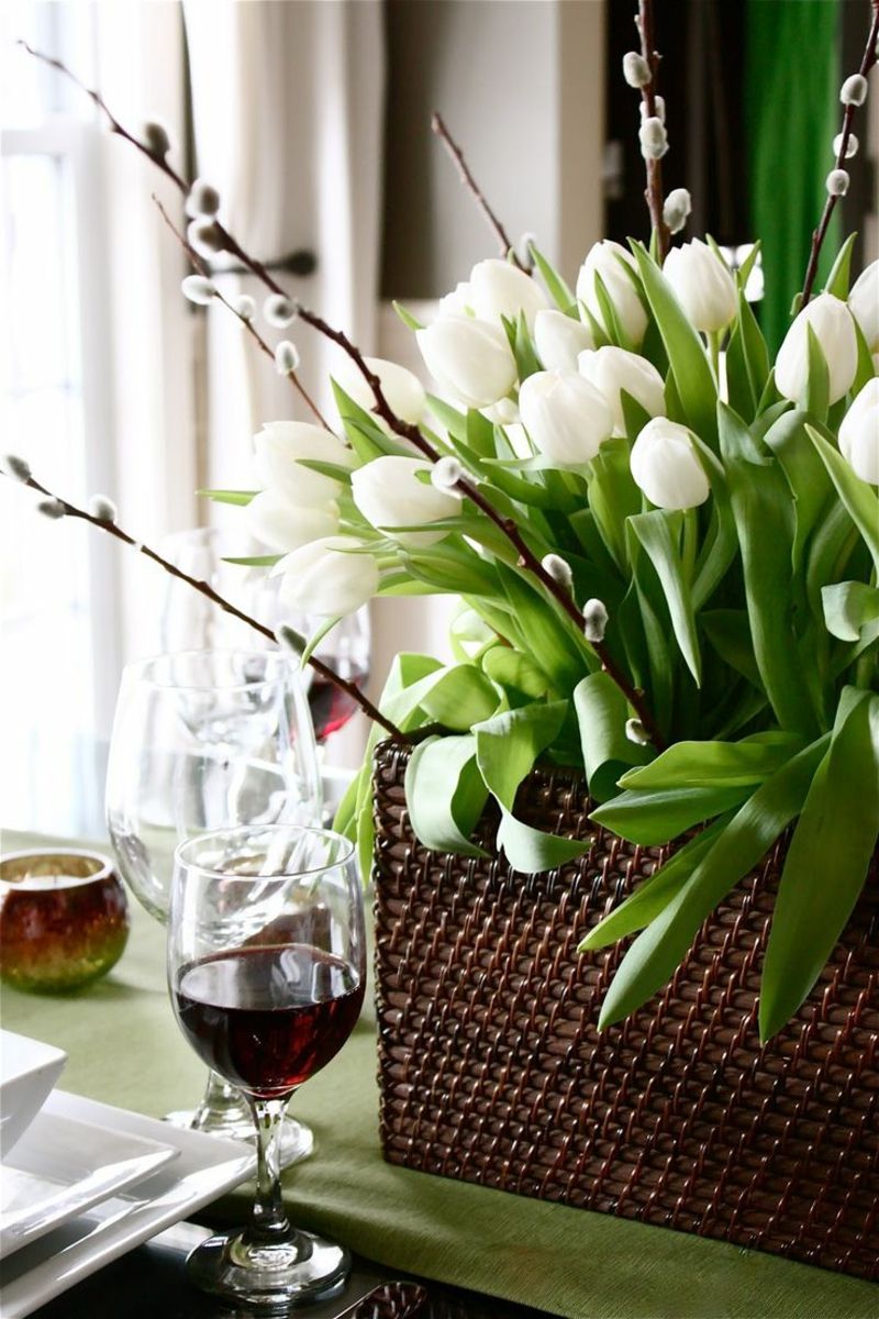 weiße Tulpen für die Fühlingsdekoration im Esszimmer