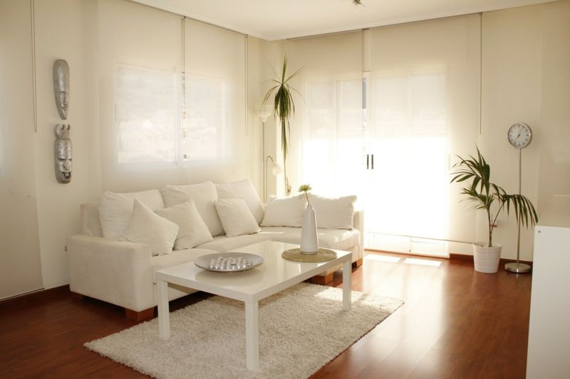 weißes Sofa weiße Wand