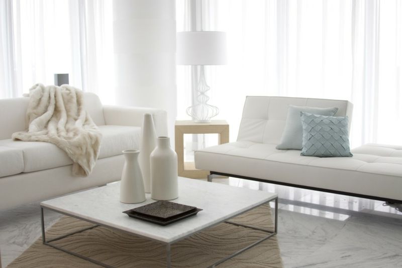 weißes Sofa weißer Couchtisch im Wohnzimmer