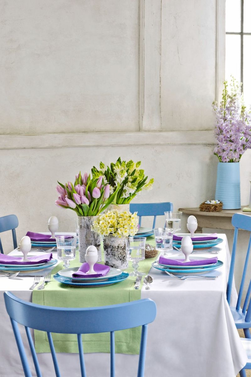 beautiful table decorations invite you to a long Sunday brunch