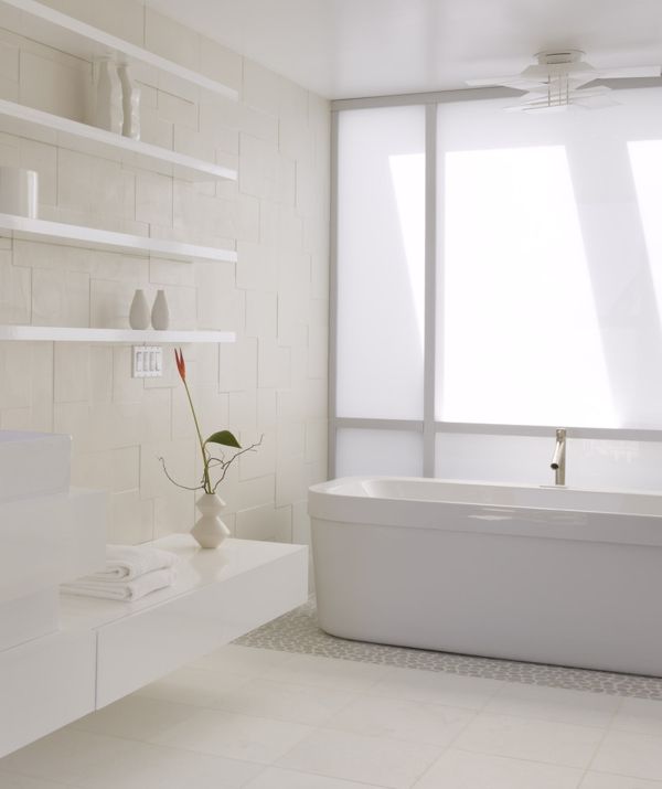 Badezimmer schwebende Wandregale symmetrisch weiß