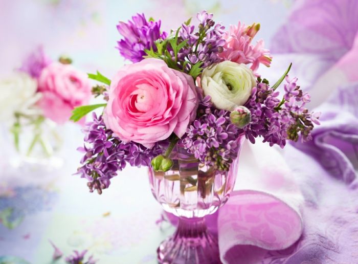Flower arrangement to keep lilac bouquet fresh for a long time