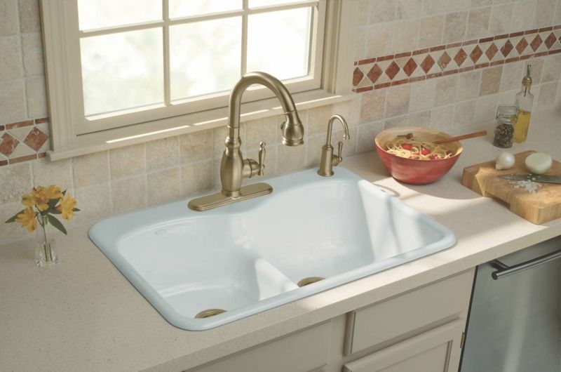 The sink in front of the window provides light and a summery atmosphere