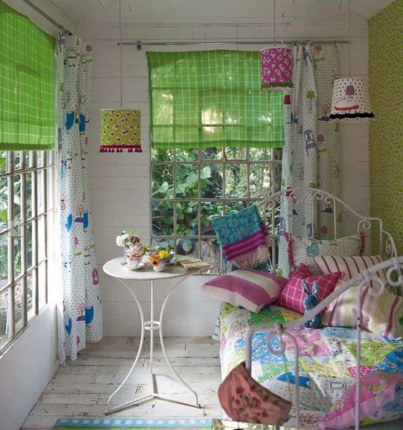 Frühlingsdekoration mit frischen Farben für das kleine Schlafzimmer