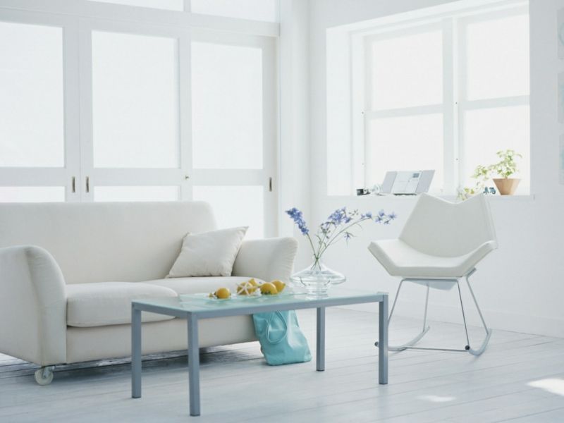 Interior in white and light blue ensures lightness and space in the living room