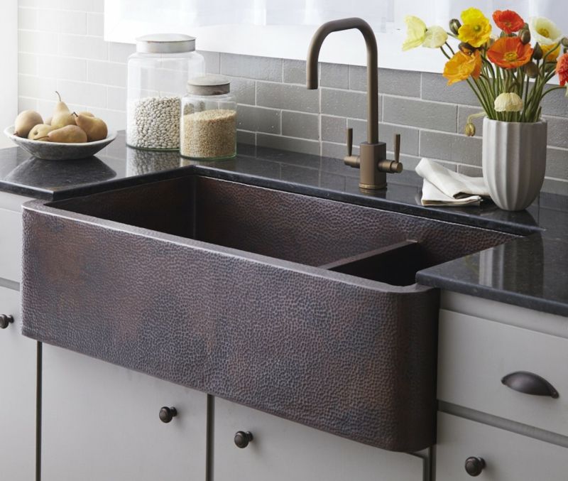 Ceramic sinks are robust and easy to clean