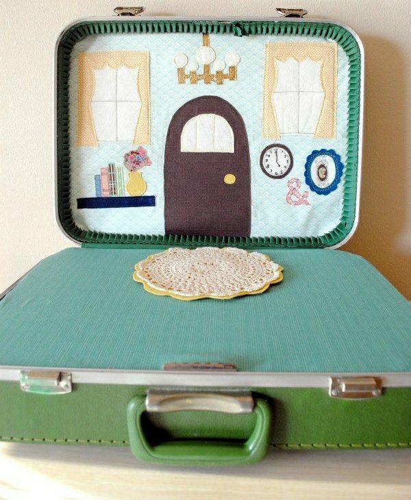 Build a dollhouse for the nursery yourself in an old suitcase