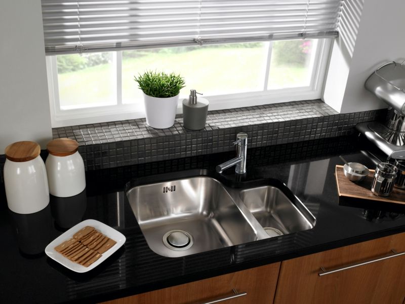 Stainless steel sink is rust-free, easy to clean and durable