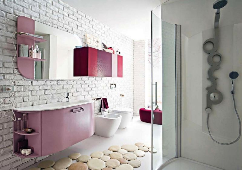 White and pink make a great team in the bathroom