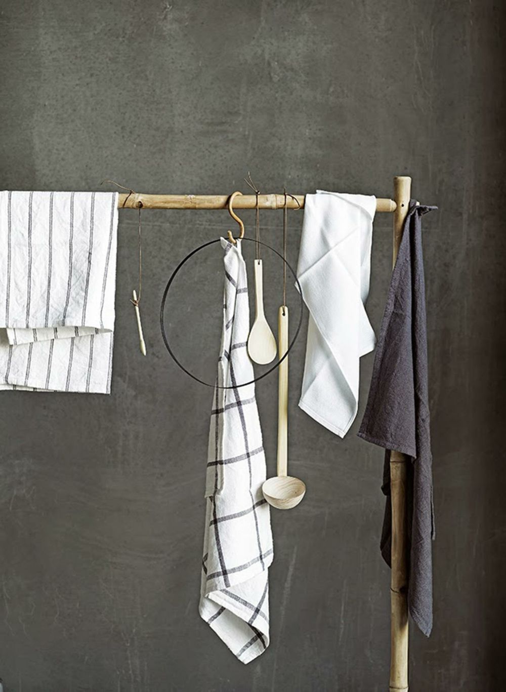 White tea towels provide tips on kitchen organization