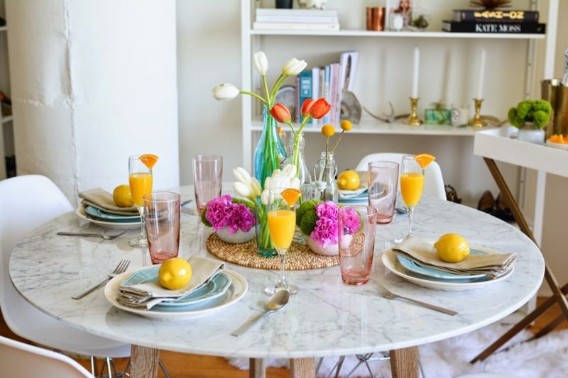 Wunderschöne Tischdekoration mit Frühlingsblumen und Farben