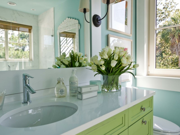 A beautiful bouquet of tulips brings spring into the bathroom
