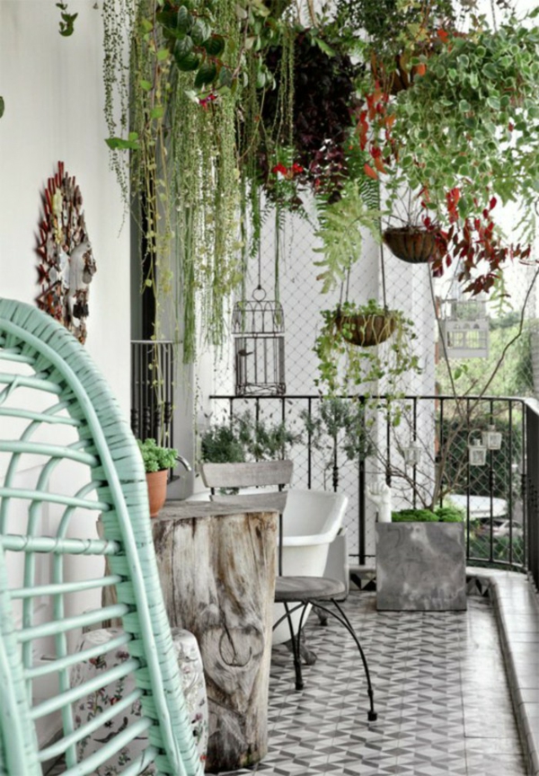 Üppiges Grün, wenige Farben und einfachere Gestaltung machen aus dem keinen Balkon ein Ort zur Entspannung-deko ideen für balkon terrasse