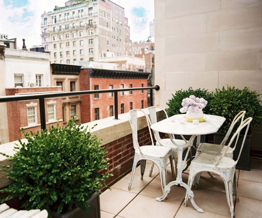Der französische Stil auf dem Balkon schafft eine luxuriöse Ecke zu Hause