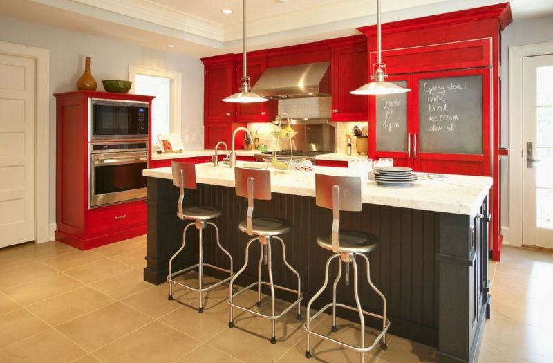 Das Feuerelement mit seiner roten Farbe passt gut in der Küche
