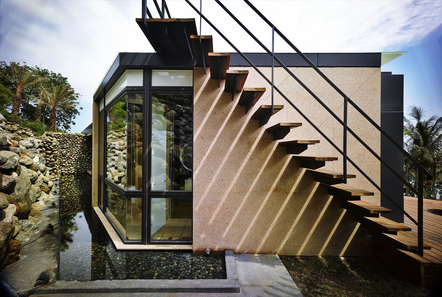 Designhaus Wohnidee Natur Stein Holz Pazifik Wasser Außentreppen Interieur