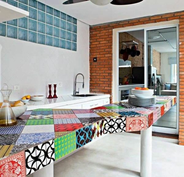 The art of colorful tiles in the kitchen