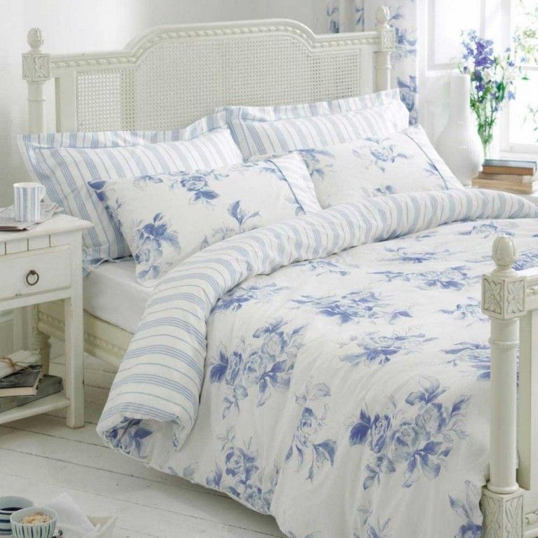 Frühling Dekoideen Innendesign selbstdekorieren Schlafzimmer Bettwäsche dezente Motive weiß blau Rattanmöbel Rattanbett