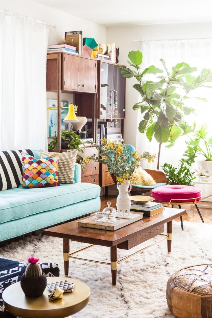 Frühling Dekoideen Innendesign selbstdekorieren Wohnzimmer Kaffeetisch Sofa Zierpflanze Kaktee Blumenstraus